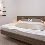 Crnekovic Tomislava 8 Baška