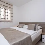 Apartman Crnekovic Tomislava 8 *