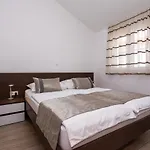 Apartman Crnekovic Tomislava 8 *