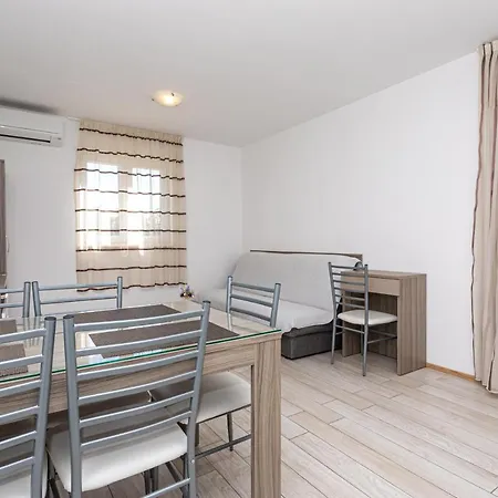 Crnekovic Tomislava 8 * Baška