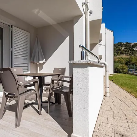 Apartman Crnekovic Tomislava 8 *