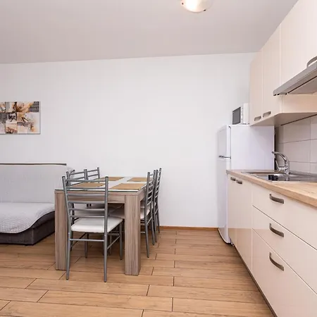 Apartman Crnekovic Tomislava 8 *