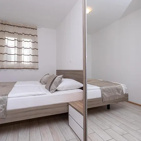 Crnekovic Tomislava 8 * Baška