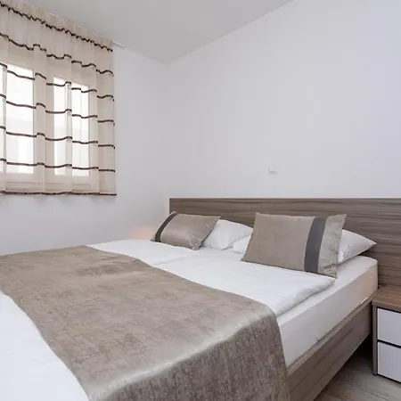 Apartment Crnekovic Tomislava 8 *