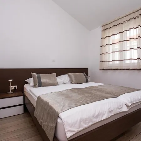 Apartment Crnekovic Tomislava 8 *