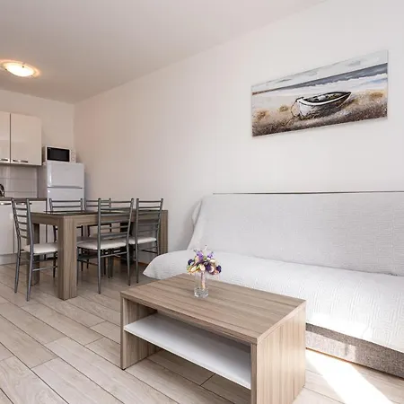 Crnekovic Tomislava 8 * Baška