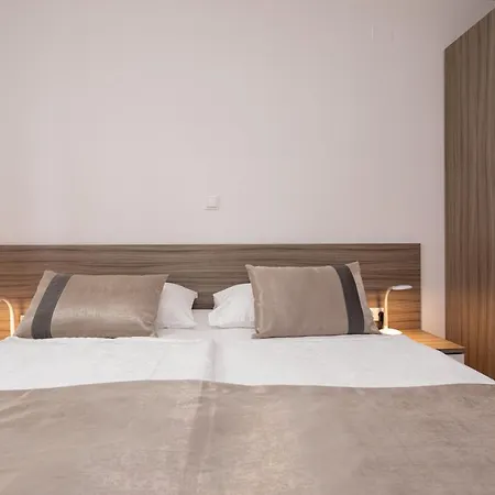 Apartment Crnekovic Tomislava 8 *