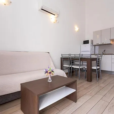 Apartment Crnekovic Tomislava 8 *