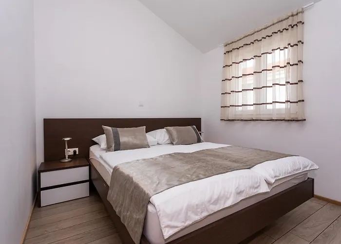Apartman Crnekovic Tomislava 8 *