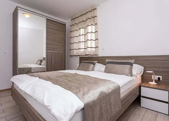 Crnekovic Tomislava 8 * Baška