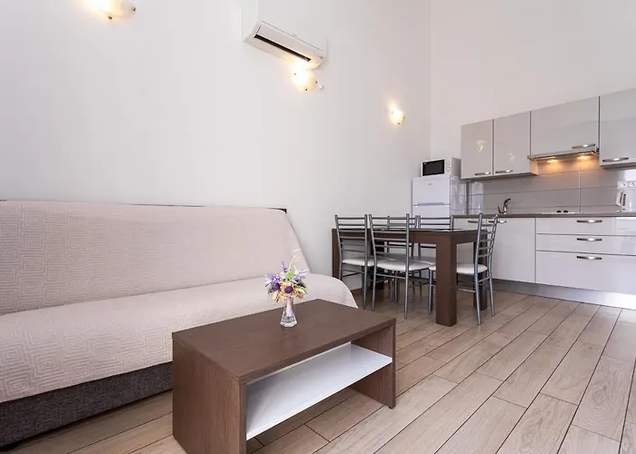 Apartman Crnekovic Tomislava 8 *