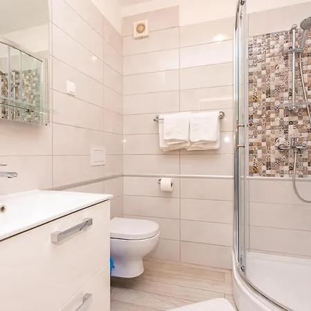 Crnekovic Tomislava 8 * Baška