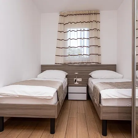 Crnekovic Tomislava 8 *