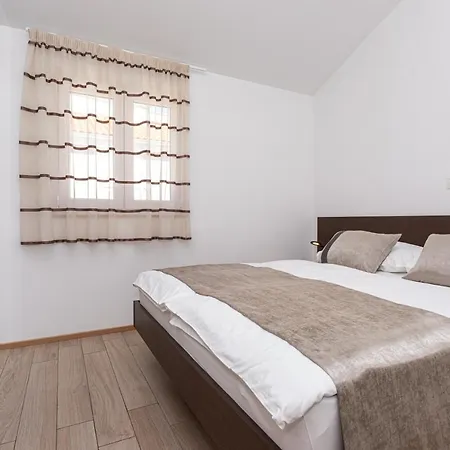 Crnekovic Tomislava 8 *