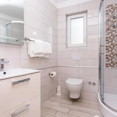 Crnekovic Tomislava 8 *