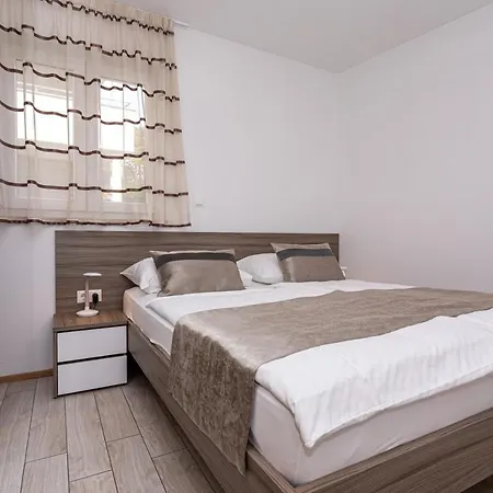 Crnekovic Tomislava 8 *